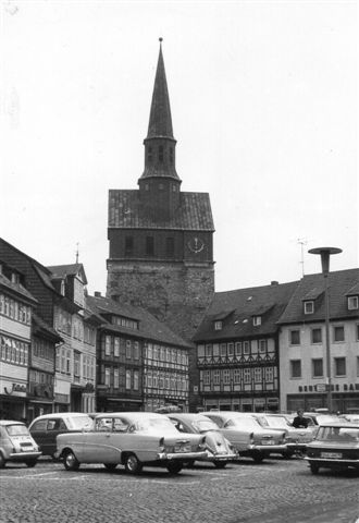 Kirken var også meget markant. Vi er stadig i 1963, hvor bilismen var uhæmmet. De hensatte vogne skæmmer den ellers smukke plads.