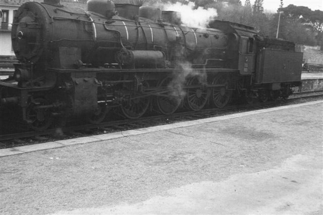 TCDD 46 007, tydelig tysk, formentlig fra Henschel. 1D. Foto i Haidar Pasha op, den asiasiske side af Istanbul 1968 af Hans Kristian Hansen. Jeg beklager, at der er mere perron end lokomotivoverdel, men det kan selv Picasa ikke klare. 