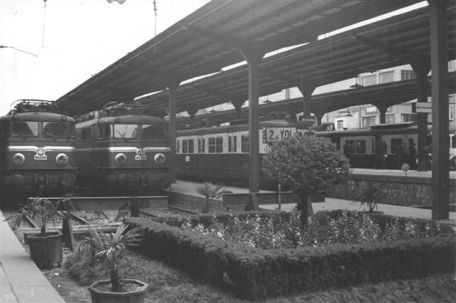 PÅ sæksporene i Sirkeci ses dels nogle nærbanetog dels nolge franskinspirerede elektriske lokomotiver. Nettet her elektrificeredes 1950 og fortsattes 1955. 