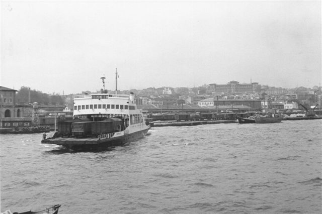 En af de mange færger, der besejlede Bosporus mellem Europa og Asien. Vogndækket hat tre spor alle besat med godsvogne. 