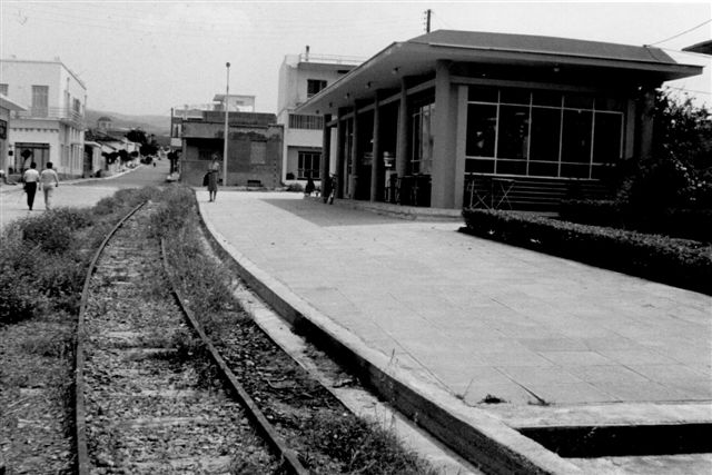 Loutraki på metersporbanerne på Pelepones. Da der aldrig sås tog her eller var ophængt køreplan, gik min far ud fra, at stationen var nedlagt, skønt stationsbygningen så ret ny ud.