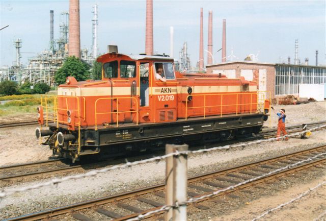 2001 kørte AKN for Shell. Eventuelt var den lejet? Lokomotivet er AKN V 2.019, MaK 800168/1970. Type G 850 BB, Vil du kendes ved udseendet, er det måske, fordi VLTJ havde noget lignende?