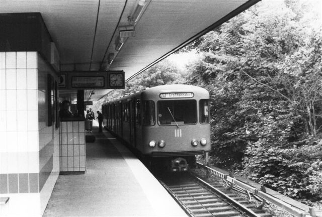  Her ses en af de almindelige typer på Hamburg-Lattenkamp på linje U 1 i 1982. I front HHA 9675.