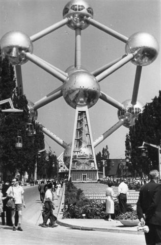 16. Atomium. Kuplerne er 18 m i diameter. Foto: Hans Kristian Hansen. 1962
