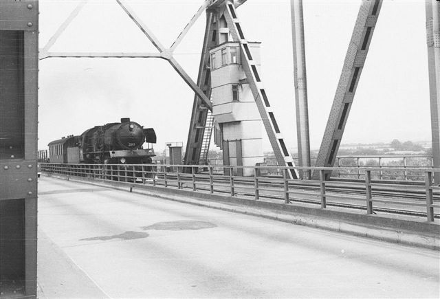 Blokposten på Lillebæltsbroen. Den flyttedes fra en position på nordsiden af baneskråningen i Snoghøj til denne position for igen senere at slås sammen med brovagten i hans hytte midt på broen. Foto Jens Bruun-Petersen 1960.
