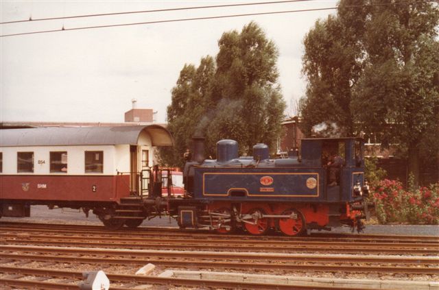 SHM Stoomtram Hoorn - Medemblik 5, Sluiskil, la Meuse 3252/1929. Lokomotivet stammede fra en gødningsfabrik og vognene fra tyske og østrigske privatbaner. Foto i Hoorn 1979.