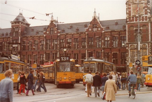 Foran Hovedbanegården var der også tæt med sporvogne.