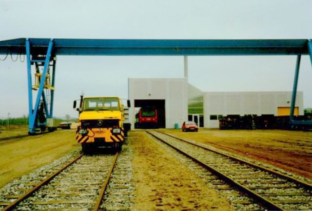 I 1989 indviedes betonsvellefabrikken på Nørremarken, hvortil den var flyttet fra en alt for trang plads øst for Opholdbygningen på Fredericia Station. Indbudte gæster kørtes ud i et Mr-tog, der holder i hallen. Foto: Svend Guldvang 1989.