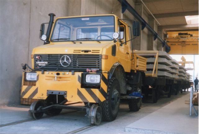 Betonsvellefrabrikkens Unimog 1200 fra Zweiweg i Rosenheim. Den fungerede blandt andet som rangerlokomotiv og opstilede tog af svellevogne klar til afhentning. Foto: Bent Hansen 1989. 