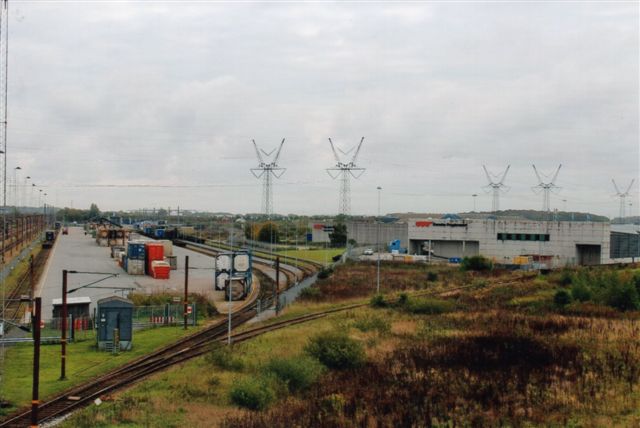 Containerterminalen med to spor til læsning og fire til hensætning og omløb. Til højre stykgodsterminalen, som Fragtmændene overtog. På bagsiden et spor til en havneterminal, som ikke brugtes og også overtoges af Fragtmændene. Foto Bent Hansen 2012.