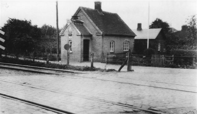 Nordbanens Vogterhus 2 ved Vejlevej, lige vest for den nuværende perronhal. Billedet er taget mellem 1922, hvor der kom dobbeltspor og 1935, hvor strækninen blev forlagt. Fotograf ukendt. Arkiv: Svend Guldvang.