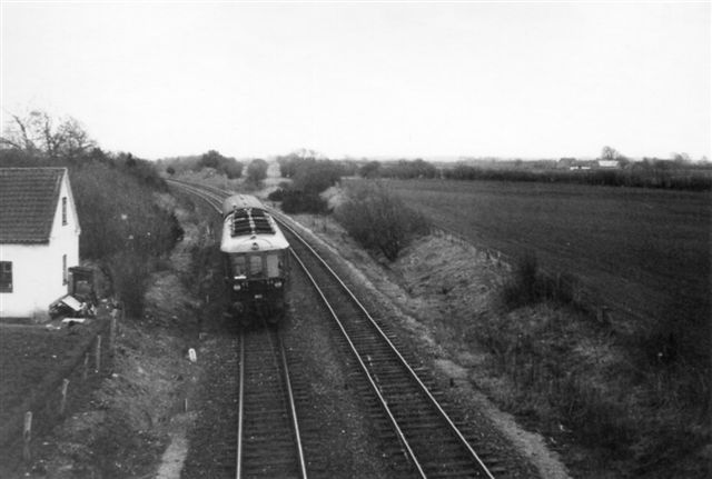 Den gamle Nordbane løber sammen med den nye strækning fra 1935 lige syd for Bredstrup. Den gamle strækning er her rigtig tydelig. Foto: Ben Hansen 1969. 