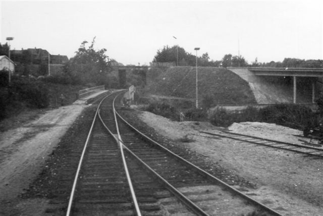 Udkørslen fra Gammel Banegård mod Vejle ad den gamle Nordbane. Efter skiftet førers banen på en bro over Indre Ringvej for kort efter via en viadukt og føres under Prangervej. Foto: Bent Hansen 1972.