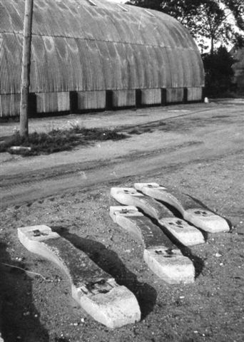 Ombygningerne i Taulov startede 1966 men anlæg af et midtliggende overhalingsspor. Senere fulgte industrispor. I forbindelse med nyanlæggene toges nogle gmle betonsveller fra første verdenskrig op. Fire af dem ses her ved det oprindelige læssesporet næsten upåvirket af 50 års brug. Foto: Bent Hansen 1966. 