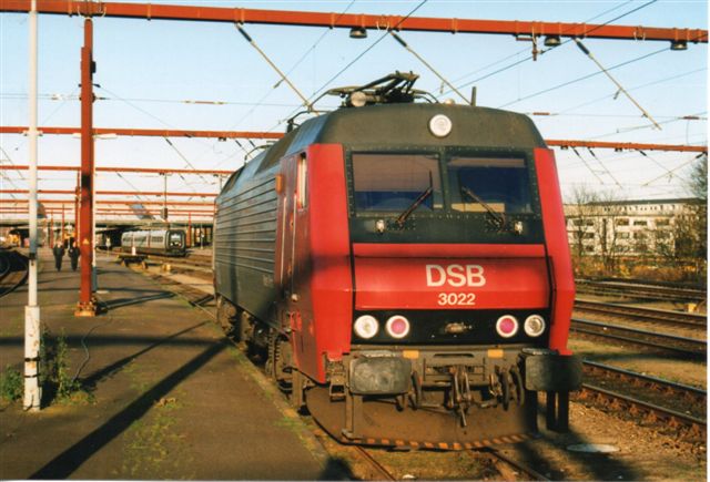 Da Statsbanerne begyndte at køre togsæt i stedet for lokomotivtrukne tog med personvogne, var der ikke mere brug for blindsporene til henstilling ekstra personvogne. I stedet brugtes sporene til henstilling af lokomotiver. Foto: Bent Hansen 2000. 