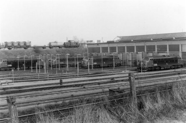 Mh på Havnebanen passerer remisen. Foto: Bent Hansen 1981.