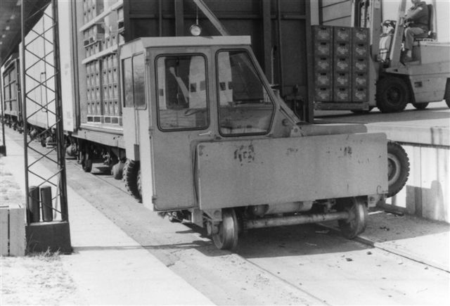 De forenede Bryggeriers Trackmobil type 45, TCM 77503/1977. Om trackmobilen kan håndtere den læsede stamme, er ikke så meget et spørgsmål om motorens størrelse, bare den er stor nok, men om lokomotivet adhæssionsvægt. Dette problem klarede lokomotivet ved at kile sig ind under vognen, så den udnyttede det halve af vognens vægt også. Foto: Bent Hansen 1984 