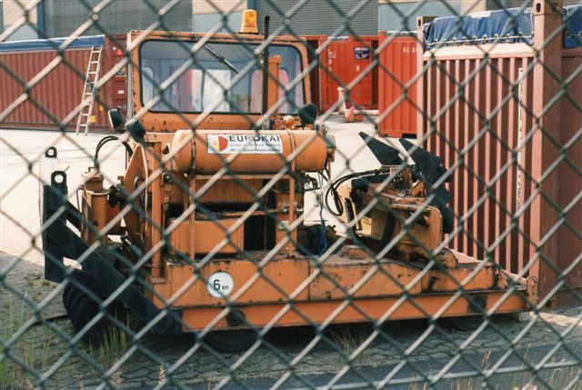 Eurokai KGaA har adresse i Finkenwerder. Deres Lok 1 er et Unio, der ligner en Trackmobil en del. Lokomotivet var mærket Griesenwerder, der imidlertid ligger et andet sted. Foto fra 1996.