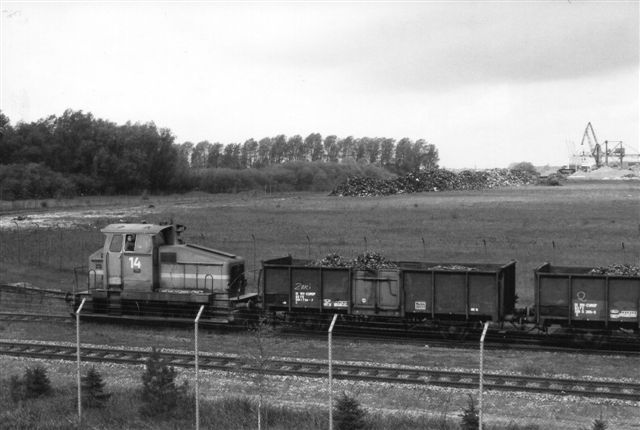 HSW 14, der dog formentlig også tilhører Eckhardt & Co. ankommer fra havnen i baggrunden med skrotvogne 1987.