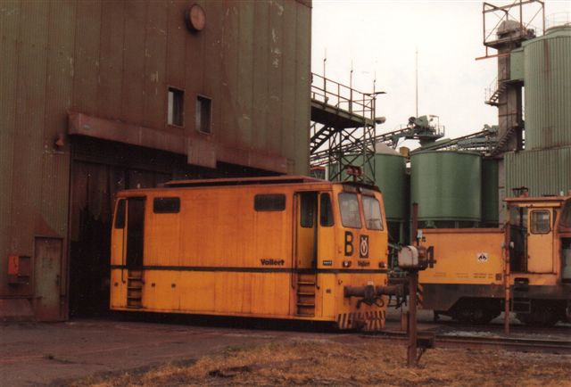 Hansaport B og C i baggrunden begge med tog foran læssesiloen. De kørte uden mellemvogn. Vollert 89/27B/1989 DR1800. 