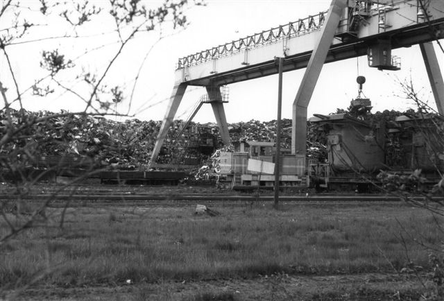 HSW 3, Henschel 31875/1974 DHG 300. Bag maskinen ses en potte, hvori skrottet smeltes. Fotoet er fra 1987 og lokomotivet tilhørte dengang i 1987 formentlig Eckhardt & Co.