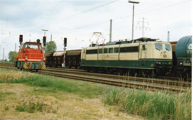I 1987 kom DB 151 118-7 med et olietog. I baggrunden kalivogne. Til venstre Havnebaneselskabets 226., MaK 220108/1982.
