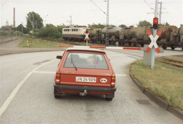 I 1988 må jeg have kørte mine forældre en tur på havnen. Dete r deres bil, men min far sidder ikke på førerpladsen. I sydenden af Hohe Schaar passerer en DB 141 med et olietog. 