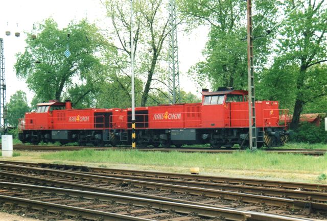 2004 holdt Rail4Chem 138 (nærmest) og 116, begge MaK F1206.