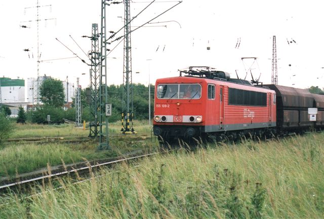 Railion 155 109-2 på vej mod Kattwykbroen og Alte Süderelbe med tomme malmvogne. 2002.