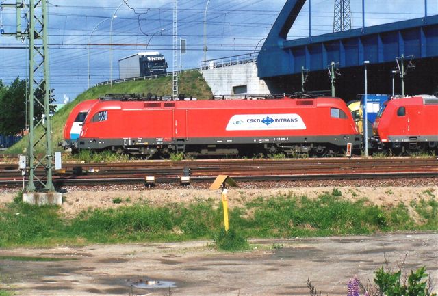 Tjekken. Bag denne DB Schencker Rail 185 058-5 og imellem lidt af en blå MaK G2000.