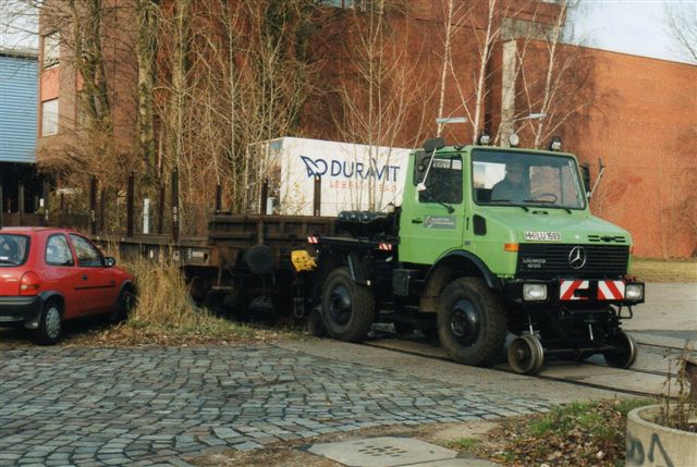 Salzgitter Stahlhandels to-vejes. Selv om der er på skinner, holder den lidt på tværs af vognen! Foto Jochim Rosental 2002.