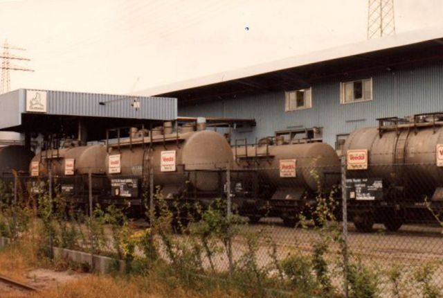 Jernbanetankvognene stod tæt på anlægget. 1992.