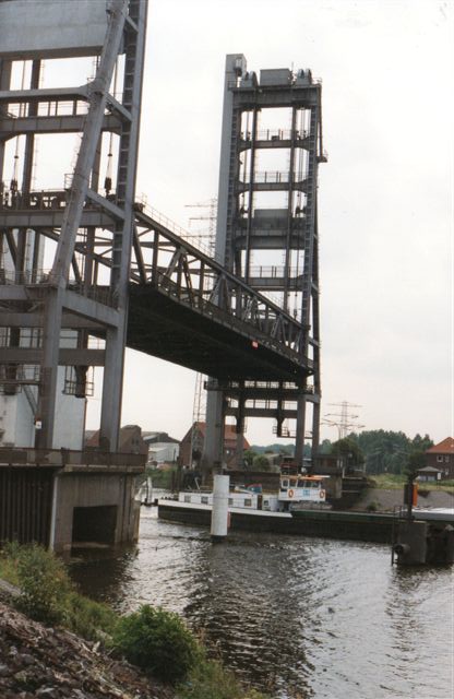 sjældent så jeg broen hævet, men det skete. I 1996 sejlede en flodpram under. Broen førte både vaj og jernbane over. Det gjorde Kattwykbroen også. 