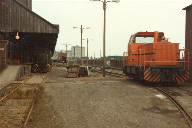 På vandsiden ses to lokomotiver. Til højre lok 2, MaK 700059/1981. G761C på 640 hk og 66 t. 1983.