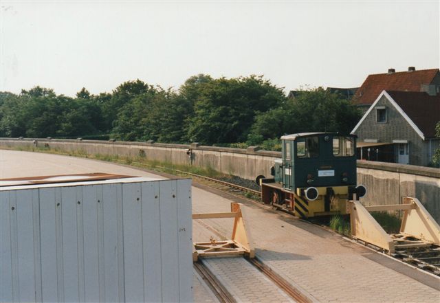 I 1992 havde fabrikken dog fået et spor inden for hegnet, men ingen vogne. Samme år anlagdes endnu et spor, men jeg har aldrig set vogne der. Lokomotivet er Deutz 57675/1963. KS55B. Som ny til MBB. Foto fra 1996. 