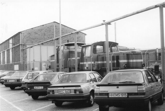 Esso 2, Gmeinder 5093/1958 og Esso 3, Henschel 25599/1954. Lokomotiverne var røde. Foto 1986.