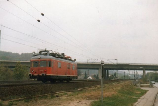 Langs banen Harburg - Cuxhafen lå Nivea, der ikke havde spor, men der skulle have været både spor og lokomotiv samt Mercedes, hvor sporet nylig var optaget. Også her skulle der have været lokomotiv. Det nyligt optagne spor ses i forgrunde som en grusstribe. På hovedsporene holdt DB 702 164-5. Foto 1989. 