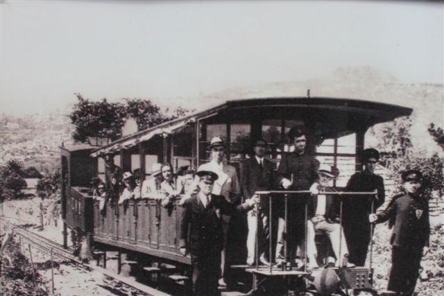 Affoto af postkort, der viser tog og personale. Ukendt tidspunkt.