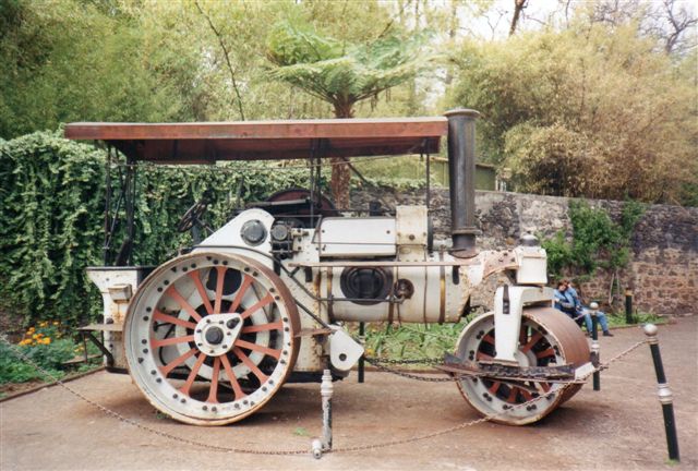 I Santa Catarinaparken stod en gammel maskine. Måske en skærveknuser eller en vindruehakkemaskine? Ved siden af stod Fowler 16946. Byggeår ukendt. Foto: Elisabeth Blom 1999. I 2016  stod maskinen der stadig.
