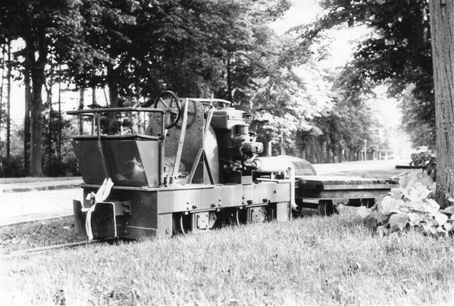 Andetsteds var man ved at grave rør ned under vejen. Hertil brugtes også tog. Jung 5942/1935 type EL 105 fremfører toget.