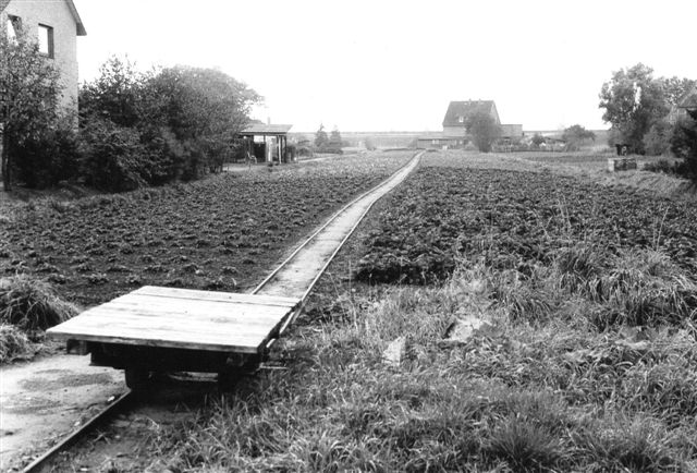Bane på gartneriet Süderquerweg 285 , Howe. 500 mm bane. Her fornemmes, hvor smal parcellen er, og hvor lidt plads banen optog. Foto: Bent Hansen 1985.