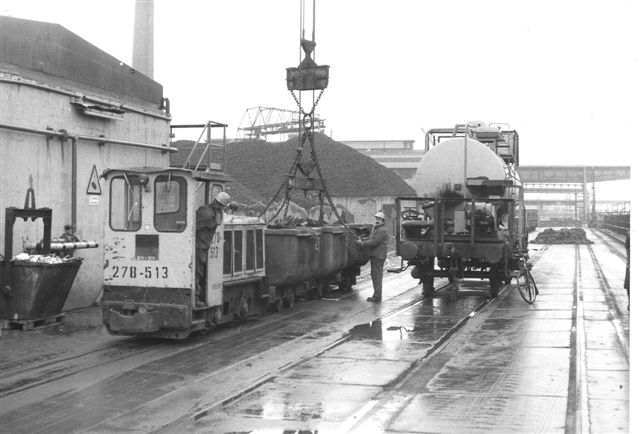 278-513, Schöma 4125/1976 type CH L 60 G. 72 hk. 10 t.16 km/t fremfører et tog, der tømmes for malm. Lidt af værksvogn 1 ses.