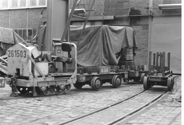 Firmaet havde også et par skinnekulier i drift. Her 261-503, Strüver 60573/1966. 6 hk. 0,730 t. 8 km/t. Foto: Ulrich Völz.