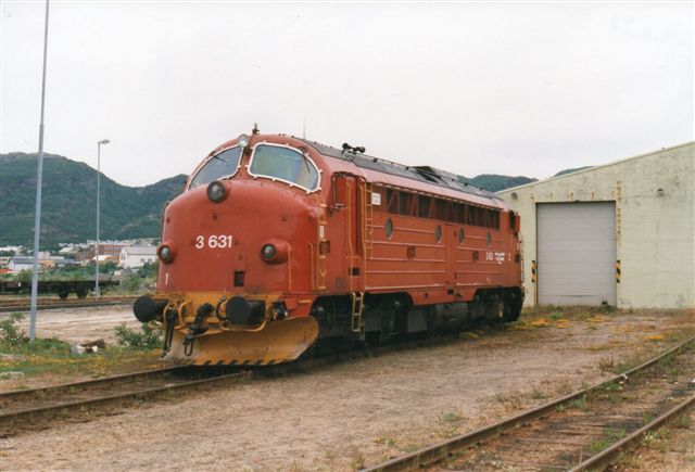 NSB Di 3.631 i Bodø for enden af den mere end 700 kilometer lange dieselbane fra Trondheim. Fen stod her i reserve, Samme type fadtes hos DSB, der kaldte den My samt i Ungarn (M 62,) og på Cuba har jeg også set dem. Foto fra 1997.