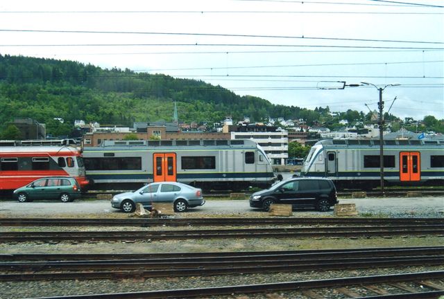 NSB BMF 70 i Drammen "skudt" fra kørende tog af Edit Laursen 2011. 