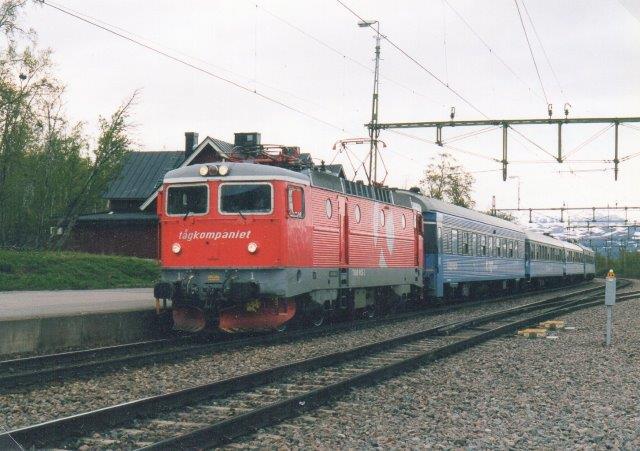 Tågkompaniet 1, ex. SJ Rc6 med ukendt oprindeligt nr. Foto: Ulrich Völz i Björkliden 2003.