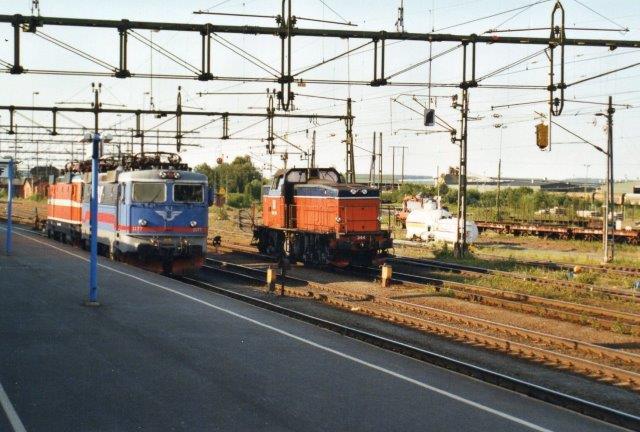 I Boden C holdt også SJ Rc4 1177 samt en Rc i gammel bemaling. Til højre SJ T44 344. Billedet er taget fra kørende tog, så jeg fik ikke nummeret på påhænget. 2002.