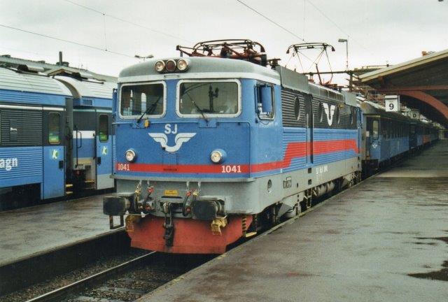 SJ Rc3 1041 i Göteborg 2002. Lokomotivet ses som SJ Rc2 1041 ovenfor.