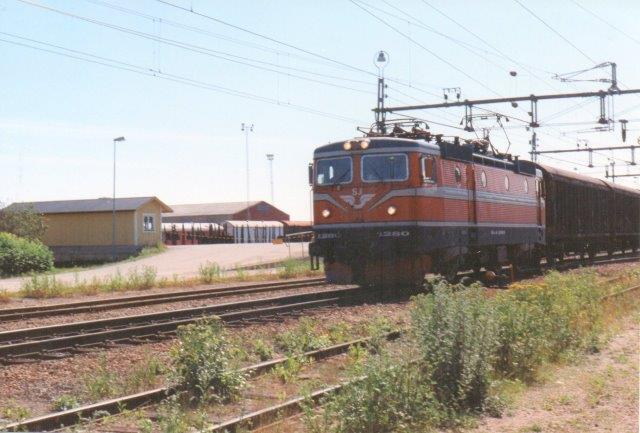 SJ Rc4 1280 i Hudiksvall 1997.