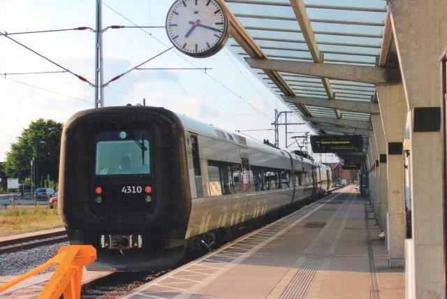 Øresundstog 4310 i Kalmar klar til afgang på den nyåbnede tidligere Blekinge Kystbaners linje mod Malmö og København. Til gengæld var så linien mod Stockholm lukket for renovering. 2013